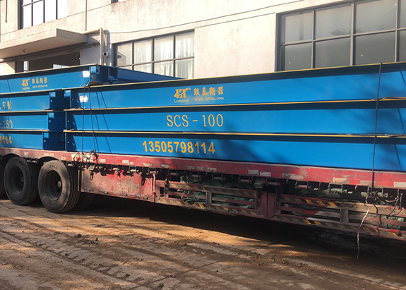 一大掛吊車到現(xiàn)場，等待吊機現(xiàn)貨